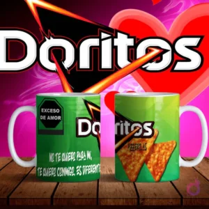 Mockup de dos tazas blancas con diseños de Doritos Pizzarolas en verde y frase 'No te quiero para mí, te quiero conmigo, es diferente' sobre fondo degradado rosa y negro con logo Doritos.