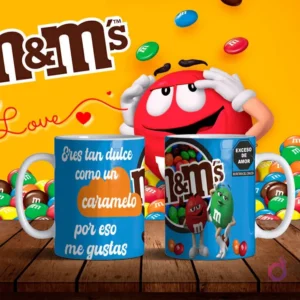 Mockup de dos tazas blancas con diseños de M&M's de caramelo en azul y frase 'Eres tan dulce como un caramelo, por eso me gustas' sobre fondo amarillo con personajes M&M's.