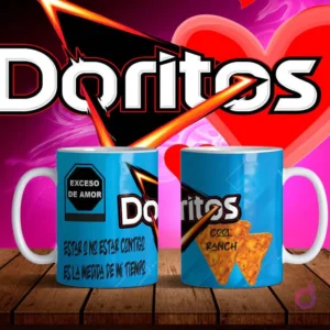Mockup de dos tazas blancas con diseños de Doritos Cool Ranch en azul y frase 'Estar o no estar contigo es la medida de mi tiempo' sobre fondo degradado rosa y negro con logo Doritos.