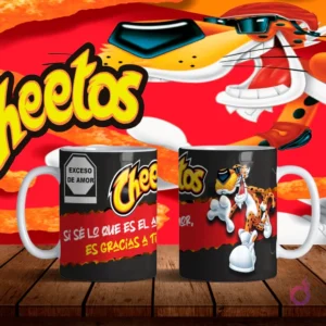 Mockup de dos tazas blancas con diseños de Chester Cheetos en negro y frase de amor 'Si sé lo que es el amor, es gracias a ti' sobre fondo naranja de Cheetos.