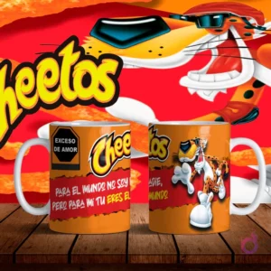 Mockup de dos tazas blancas con diseños de Chester Cheetos en naranja y frase de amor 'Para el mundo no soy nadie, pero para mí tú eres el mundo' sobre fondo naranja de Cheetos.