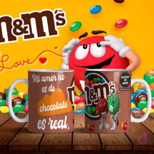 Mockup de dos tazas blancas con diseños de M&M's de chocolate en marrón y frase 'Mi amor no es de chocolate, es real' sobre fondo amarillo con personajes M&M's.