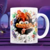 Taza blanca sublimada con personaje de Ansiedad de Intensamente 2 en efecto 3D rompiendo una pared, rodeado de flores de colores vibrantes