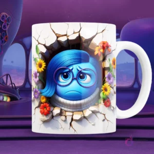 Taza blanca sublimada con personaje de Tristeza de Intensamente 2 en efecto 3D, cabizbaja y asomándose de una pared rota rodeada de flores