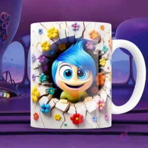 Taza blanca sublimada con personaje de Alegría de Intensamente 2 en efecto 3D, mirando hacia arriba con expresión de asombro y felicidad, rodeada de flores