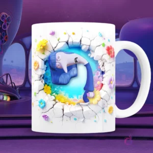 Taza blanca sublimada con personaje de Ennui (Aburrimiento) de Intensamente 2 en efecto 3D, recostada y con gesto de desinterés, emergiendo de una pared con flores