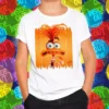 Polera blanca con diseño de Ansiedad de Intensamente 2 con cabello naranja y expresión nerviosa, ideal para fans de Pixar.