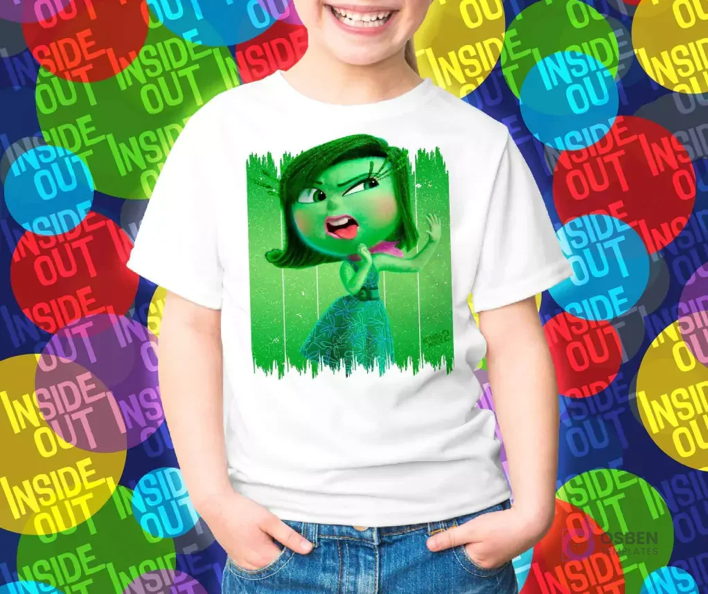 Polera blanca con la emoción Desagrado de Intensamente 2, personaje verde con un gesto de desaprobación. Polera blanca con la emoción Desagrado de Intensamente 2, personaje verde con un gesto de desaprobación.