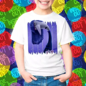 Polera blanca con el personaje Ennui de Intensamente 2, emoción morada con pelo largo y postura de aburrimiento.