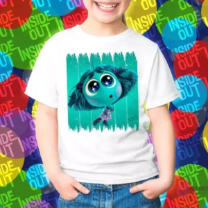 Polera blanca con el personaje Envidia de Intensamente 2, emoción pequeña azul-verde con ojos grandes y expresión de admiración.