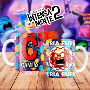 Mugs temáticos de Intensamente 2. Taza frontal con la letra 'C' en rojo sobre confeti multicolor y nombre 'CAMILO'. Taza trasera con el personaje Furia de Disney Pixar y la palabra 'FURIA'. Fondo borroso de la película.