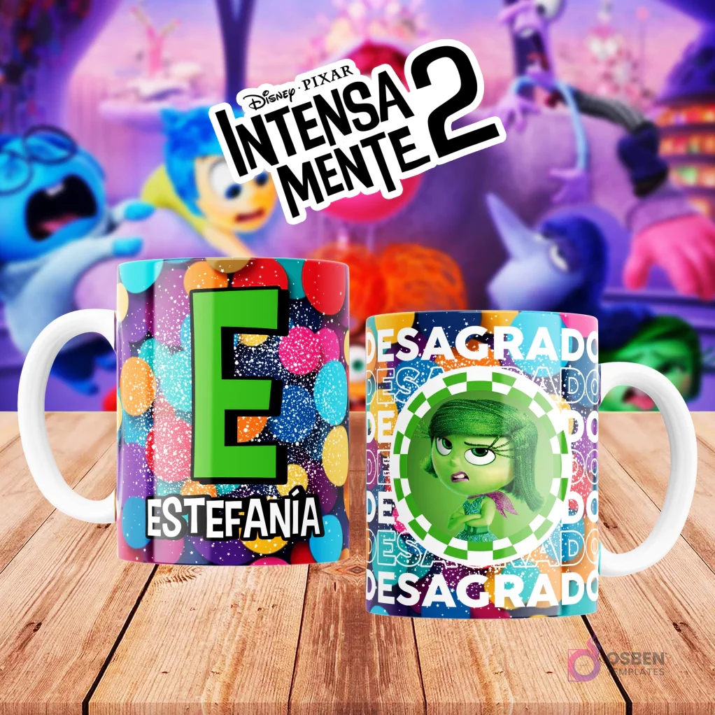 Mugs temáticos de Intensamente 2. Taza frontal con la letra 'E' en verde sobre confeti multicolor y nombre 'ESTEFANÍA'. Taza trasera con el personaje Desagrado de Disney Pixar y la palabra 'DESAGRADO'. Fondo borroso de la película. Mugs temáticos de Intensamente 2. Taza frontal con la letra 'E' en verde sobre confeti multicolor y nombre 'ESTEFANÍA'. Taza trasera con el personaje Desagrado de Disney Pixar y la palabra 'DESAGRADO'. Fondo borroso de la película.