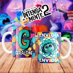 Mugs temáticos de Intensamente 2. Taza frontal con la letra 'G' en verde azulado sobre confeti multicolor y nombre 'GERALDINE'. Taza trasera con el personaje Envidia de Disney Pixar y la palabra 'ENVIDIA'. Fondo borroso de la película.