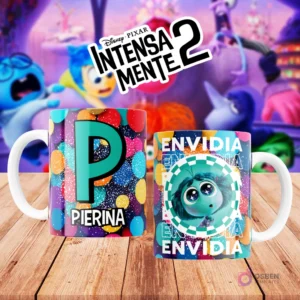 Mugs temáticos de Intensamente 2. Taza frontal con la letra 'P' en verde azulado sobre confeti multicolor y nombre 'PIERINA'. Taza trasera con el personaje Envidia de Disney Pixar y la palabra 'ENVIDIA'. Fondo borroso de la película.