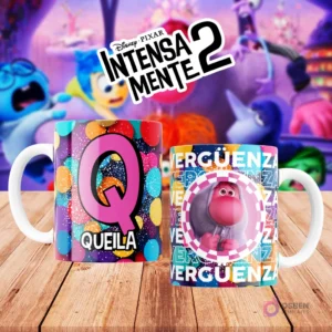 Mugs temáticos de Intensamente 2. Taza frontal con la letra 'Q' en rosa fucsia sobre confeti multicolor y nombre 'QUEILA'. Taza trasera con el personaje Vergüenza de Disney Pixar y la palabra 'VERGÜENZA'. Fondo borroso de la película.