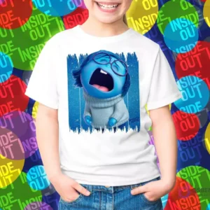 Polera infantil blanca con el diseño de Tristeza de Intensamente 2, personaje azul con anteojos y expresión de llanto.
