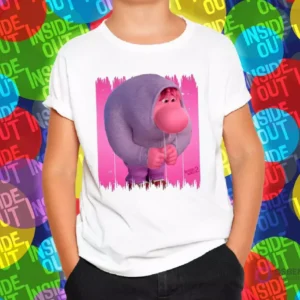 Polera blanca con el personaje Vergüenza de Intensamente 2, emoción rosada y grande con una sudadera morada, encogiéndose.