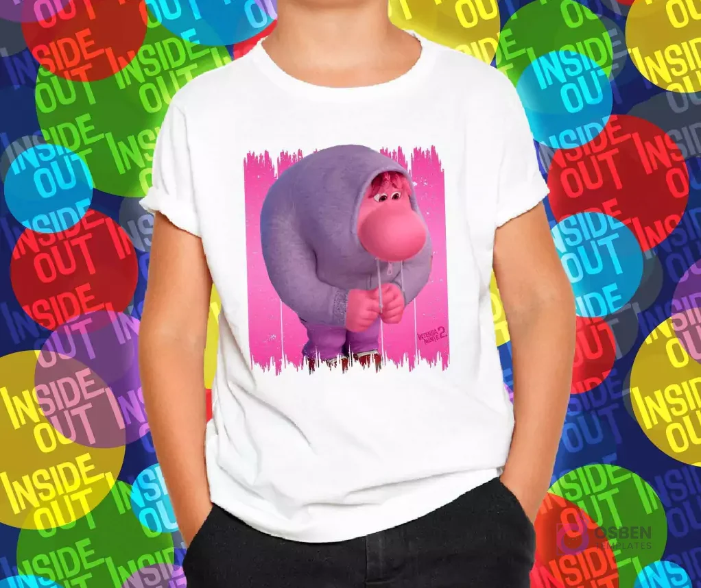 Polera blanca con el personaje Vergüenza de Intensamente 2, emoción rosada y grande con una sudadera morada, encogiéndose. Polera blanca con el personaje Vergüenza de Intensamente 2, emoción rosada y grande con una sudadera morada, encogiéndose.