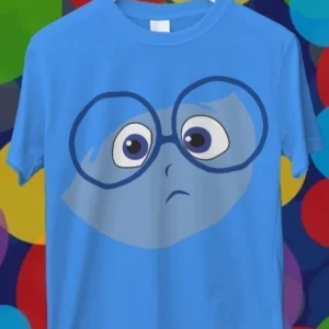Diseño para sublimación de Tristeza de Intensamente 2, personaje azul con gafas y expresión melancólica en una polera celeste.