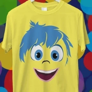 Diseño para sublimación de Alegría de Intensamente 2, personaje amarillo con cabello azul y sonrisa grande en una polera amarilla.