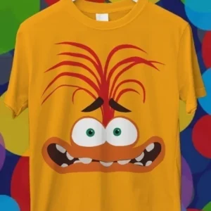 Diseño para sublimación de Vergüenza de Intensamente 2, personaje naranja con cabello rojo desordenado y gran sonrisa con dientes en una polera naranja, vista frontal.