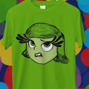 Diseño para sublimación de Asco de Intensamente 2, rostro verde con cabello y pestañas largas y expresión de disgusto en una polera verde claro.