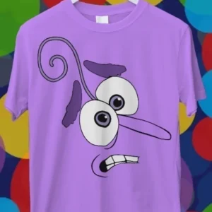 Diseño para sublimación de Miedo de Intensamente 2, rostro morado con nariz larga y ondulada, ojos grandes asustados y boca temblorosa en una polera lila.