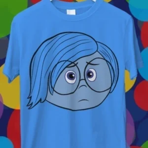 Diseño para sublimación de Tristeza de Intensamente 2 en estilo contorno, personaje azul con gafas y cabello delineado en una polera celeste.