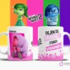 Taza de sublimación blanca con diseño de Vergüenza de Intensamente 2, texto 'DEJEN DE MIRARME! TENGO VERGÜENZA' en rosa y fondo multicolor.