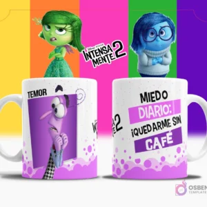 Taza de sublimación blanca con diseño de Temor de Intensamente 2, texto 'MIEDO DIARIO: ¡QUEDARME SIN CAFÉ!' en morado y blanco, fondo multicolor.