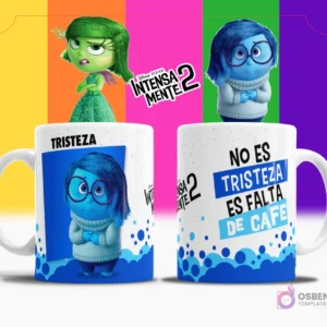 Taza de sublimación blanca con diseño de Tristeza de Intensamente 2, texto 'NO ES TRISTEZA ES FALTA DE CAFÉ' en azul y blanco, fondo multicolor.