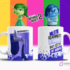 Taza de sublimación blanca con diseño de Aburrimiento de Intensamente 2, texto 'SI EL ABURRIMIENTO ES TENDENCIA, ¡HOY ESTOY DE MODA!' en azul oscuro y blanco, fondo multicolor.