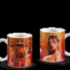 Tazas de cerámica con diseños de Karol G Tropicoqueta: collage y retrato vibrante de la artista