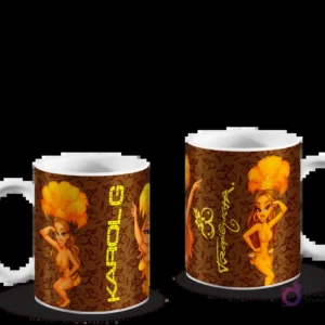 Tazas de Karol G con ilustraciones de la artista en trajes tropicales y tocados de plumas