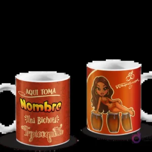 Tazas personalizadas Karol G Tropicoqueta: frase 'Aquí toma una Bichota' y Bichota animada recostada en bongos