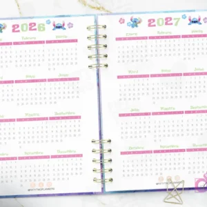 Vista completa del kit imprimible Agenda Stitch 2026-2027 con calendarios anuales de 2026 y 2027. Diseño colorido con personajes de Stitch y flores.