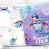 Agenda Stitch 2025-2026 kit imprimible en espiral, vista frontal. Stitch grande en portada y página semanal de Enero con ilustraciones del personaje.