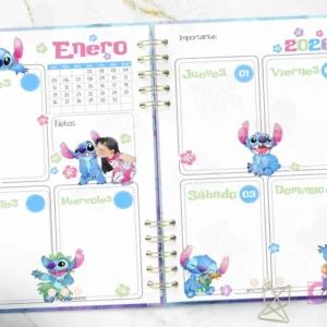 Página de la agenda Stitch 2026 con planificación semanal detallada para Enero, incluyendo secciones diarias y tiernas ilustraciones de Stitch y Lilo.