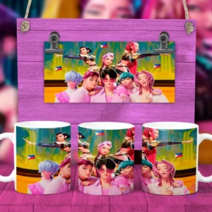 Taza sublimada con diseño de grupo de personajes KPOP Demon Hunters posando en fondo colorido con banderas