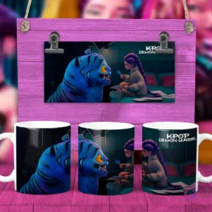 Taza sublimada con personaje femenino KPOP Demon Hunters y tigre azul gigante en escena oscura