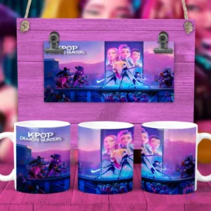 Taza sublimada con personajes KPOP Demon Hunters en el escenario, listos para la batalla