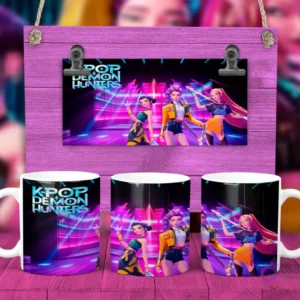 Taza sublimada con tres personajes femeninos KPOP Demon Hunters posando en un fondo de cuadrícula luminosa