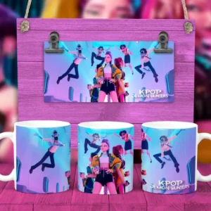 Taza sublimada con tres personajes femeninos KPOP Demon Hunters saltando o levitando en ambiente urbano