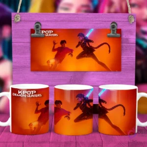 Taza sublimada con dos personajes KPOP Demon Hunters en combate con armas brillantes