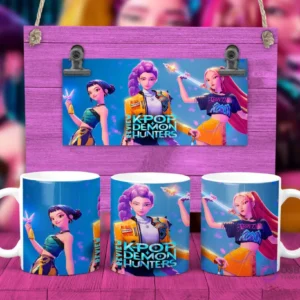 Taza sublimada con tres personajes femeninos KPOP Demon Hunters posando con mariposas luminosas