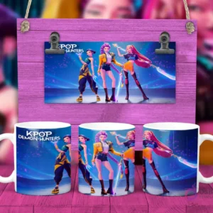 Taza sublimada con tres personajes femeninos KPOP Demon Hunters con atuendos coloridos en escenario futurista