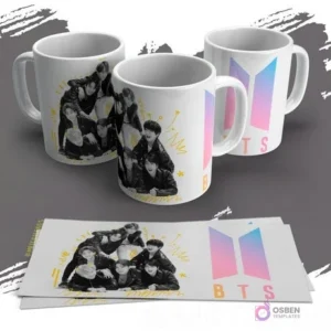 Tres tazas blancas personalizadas con diseños de BTS en blanco y negro, con chaquetas de cuero, y un diseño del logo de BTS en degradado pastel. Se ven las plantillas de los diseños impresas sobre un fondo gris.