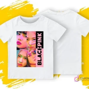 Una polera blanca con un diseño frontal de cuatro retratos en primer plano de las integrantes de Blackpink con un logo vertical 'BLACKPINK'. Se muestra la parte delantera y trasera de la polera sobre un fondo amarillo y gris.
