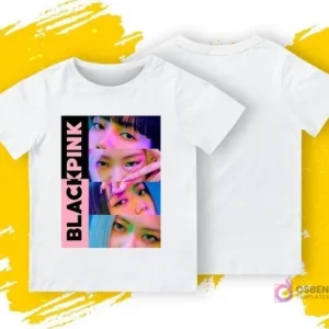 Una polera blanca con un diseño frontal de ojos y caras de las integrantes de Blackpink en primer plano y un logo vertical 'BLACKPINK'. Se muestra la parte delantera y trasera de la polera sobre un fondo amarillo y gris.