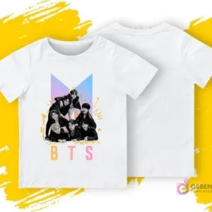 Una polera blanca con diseño frontal de BTS en blanco y negro con chaquetas de cuero y el logo de BTS en degradado pastel. Se muestra la parte delantera y trasera de la polera sobre un fondo amarillo y gris.